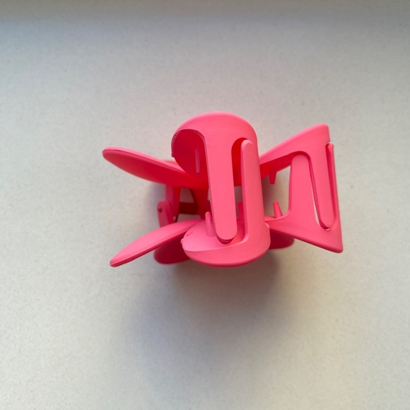 NWT - Princess Polly - Hello Kitty Pink Flower Claw Hair Clip - Picture 2 of 4